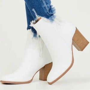 Altar’d State Cammy Booties 😍 White 🤍 Faux Snakeskin 🐍 💃🏼